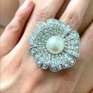 Beautiful one-size flower ring with Pearls